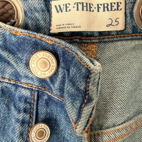 Free People Moxie Low Slung Pull on Barrel Jeans in paint splatter. Size 25 - Picture 3 of 7